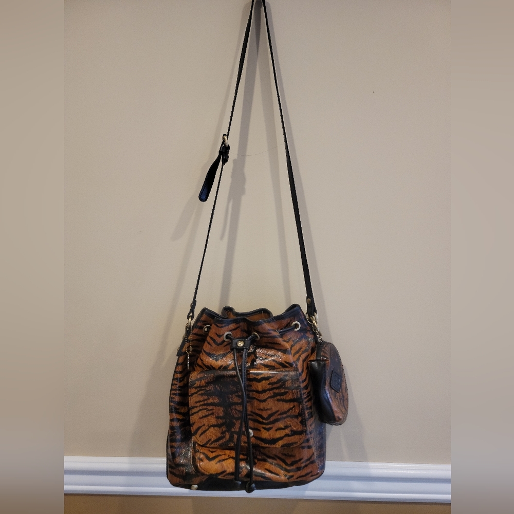 Patricia Nash women's shoulder/crossbody bag, leather,  tiger print, new.